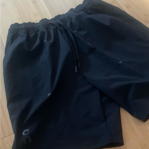 NEW On Cloud Focus Shorts - Long Inseams with Pockets - Picture 4 of 7